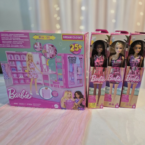 Barbie Dream Closet Playset & 3 Barbie Dolls - Pink